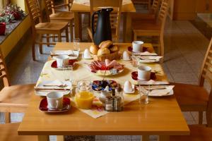 - une table en bois avec de la nourriture et des boissons dans l'établissement Bistro im Ring, à Quiddelbach