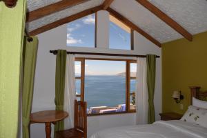 Comunidad YumaniにあるWiñay Inti Lodgeのベッドルーム1室(海の景色を望む窓付)