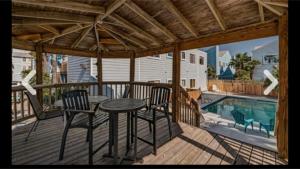 Affordable family condo -walking distance to beach by Mustang Island, Sleeps Four, 2025 Traveler Award内部或周边的泳池