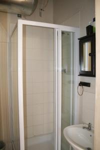 uma casa de banho com um chuveiro e um lavatório. em Glen Lilly Self Catering em Parow