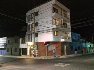 un edificio en la esquina de una calle por la noche en Hospedaje Amunátegui en Iquique