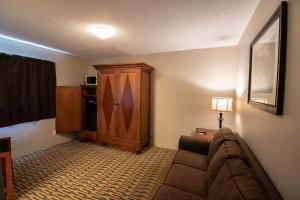 A seating area at The Crow Peak Lodge