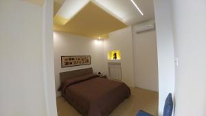 パレルモにあるKosié - il comfort di classe con 2 bagniの白い部屋のベッドルーム1室(ベッド1台付)