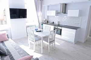 Kuchyňa alebo kuchynka v ubytovaní Apartamenty Zamkowa