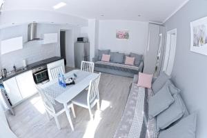 Kuchyňa alebo kuchynka v ubytovaní Apartamenty Zamkowa