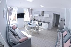 Kuchyňa alebo kuchynka v ubytovaní Apartamenty Zamkowa
