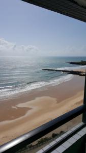 una ventana con vistas a la playa en Apartamento Natal, en Natal