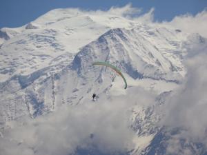 osoba na spadochronie przed górą w obiekcie Cordon Balcon Du Mont Blanc w mieście Cordon