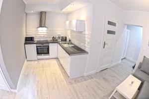 Kuchyňa alebo kuchynka v ubytovaní Apartamenty Zamkowa