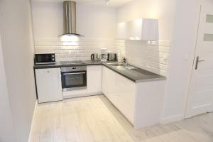 Kuchyňa alebo kuchynka v ubytovaní Apartamenty Zamkowa
