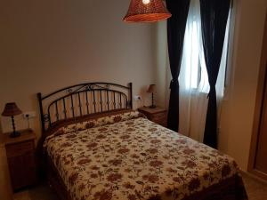 Łóżko lub łóżka w pokoju w obiekcie APARTAMENTO EN PUNTA UMBRÍA