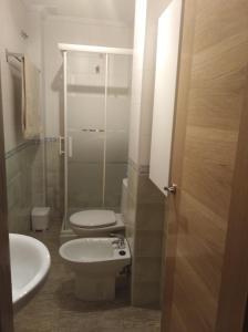 łazienka z toaletą i umywalką w obiekcie APARTAMENTO EN PUNTA UMBRÍA w mieście Punta Umbría
