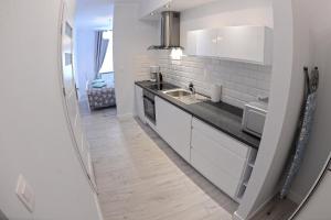 Kuchyňa alebo kuchynka v ubytovaní Apartamenty Zamkowa
