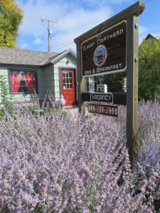 un panneau devant une maison avec des fleurs violettes dans l'établissement Great Northern Bed & Breakfast, à Chester