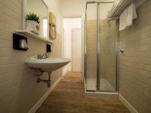 un bagno con lavandino e doccia di Hotel Continental a Pietra Ligure Altre 108 foto