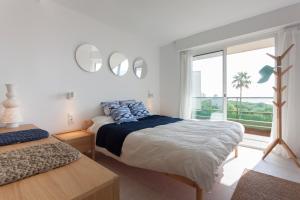 Postel nebo postele na pokoji v ubytování Gava Mar- Castelldefels Beachfront Apartment- Direct access to the beach