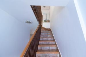una escalera en una casa con una pared blanca en Urbanización Cala fría (Faro Cabo de Palos) en Cabo de Palos