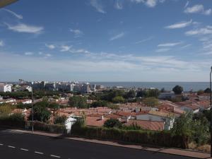 リスボンにあるLovely 3 bedroom for the Perfect stay in Lisbonの建物と海を望む市街の景色