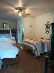 1 Schlafzimmer mit 2 Betten und einem Deckenventilator in der Unterkunft Lita's Place in Cordillera Arriba