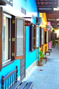 a row of benches in front of a building at Pousada Pier 123 in Penha