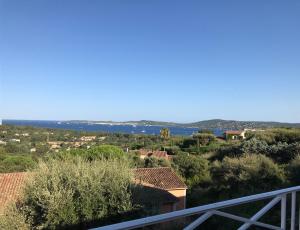 グリモーにあるLes Restanques, Bastides vue Golfe Saint Tropezの家のバルコニーから海の景色を望めます。