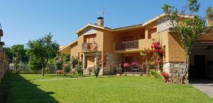 a house with a lawn in front of it at Casa Rural El Caz in Trillo