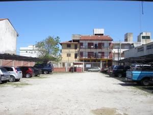 een parkeerplaats met auto's geparkeerd voor een gebouw bij Tony Center III in Las Toninas