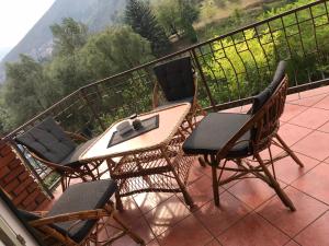 a group of chairs and a table on a balcony at Ammirevole -MOON- Apartment in Visoko