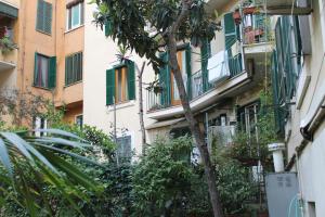 ローマにあるMama Trastevereのバルコニーと木があるアパートメントビル