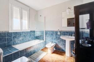 a bathroom with a tub and a toilet and a sink at Magnífica casa con piscina privada in Montejaque +6 photos