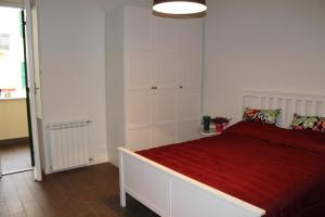 ローマにあるMama Trastevereのベッドルーム1室(赤毛布付きの大型ベッド1台付)