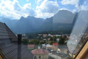 aus einem Fenster mit Stadt- und Bergblick in der Unterkunft Apartament Golden Rose in Buşteni