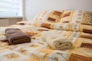 1 cama con 2 almohadas y toallas en Peaceful Bialystok, en Białystok