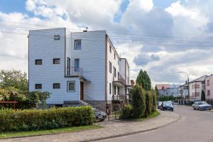 un edificio blanco al lado de una calle en Peaceful Bialystok, en Białystok