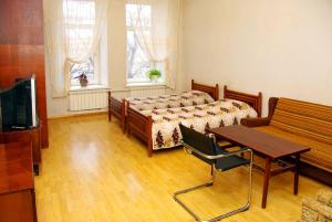 sypialnia z 2 łóżkami, stołem i telewizorem w obiekcie Большая комната w Odessie