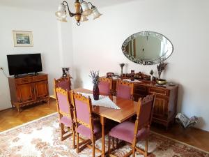 Un comedor con una mesa y un espejo. en Casa Bunicilor, en Colonia Şase Martie