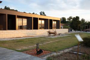 un edificio con un parque infantil delante de él en Quinta da Barroca Douro Valley en Armamar