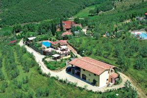 een luchtzicht op een huis met een tuin bij Agriturismo Santo Stefano in Polvano