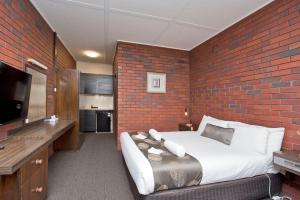 Llit o llits en una habitació de Hi Way Eight Motor Inn