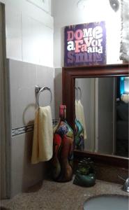 W łazience znajduje się umywalka i lustro. w obiekcie The Artist Place at Oxford New Kingston w mieście Kingston
