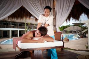 Eine Frau, die mit einem Mann auf einem Bett steht. in der Unterkunft Bluewater Panglao Resort in Panglao