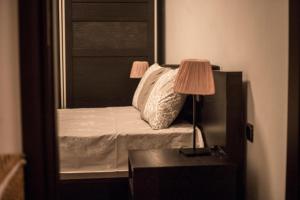 A bed or beds in a room at Octagon Apartments, Nilie Hospitality MGMT