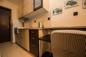 Virtuvė arba virtuvėlė apgyvendinimo įstaigoje Octagon Apartments, Nilie Hospitality MGMT