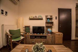 A television and/or entertainment centre at Octagon Apartments, Nilie Hospitality MGMT