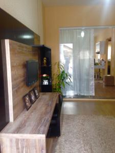 a lobby with a wooden bench with a tv on it at Recanto da Dani in Penha