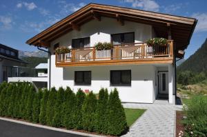 a white house with a balcony at Appartement Leiter in Niederthai