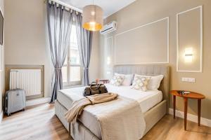 een slaapkamer met een bed met een tas erop bij Repubblica Exclusive Apartment in Rome