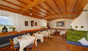 מסעדה או מקום אחר לאכול בו ב-Hotel Dolomitenblick