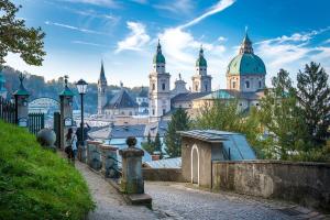 vistas a una ciudad con un grupo de edificios en Mozarts Salzburg City Retreat, en Salzburgo