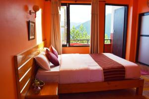 Una cama o camas en una habitación de Siddhartha Garden Ayurveda